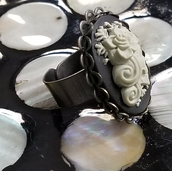 Ring - Picture 2 of 6